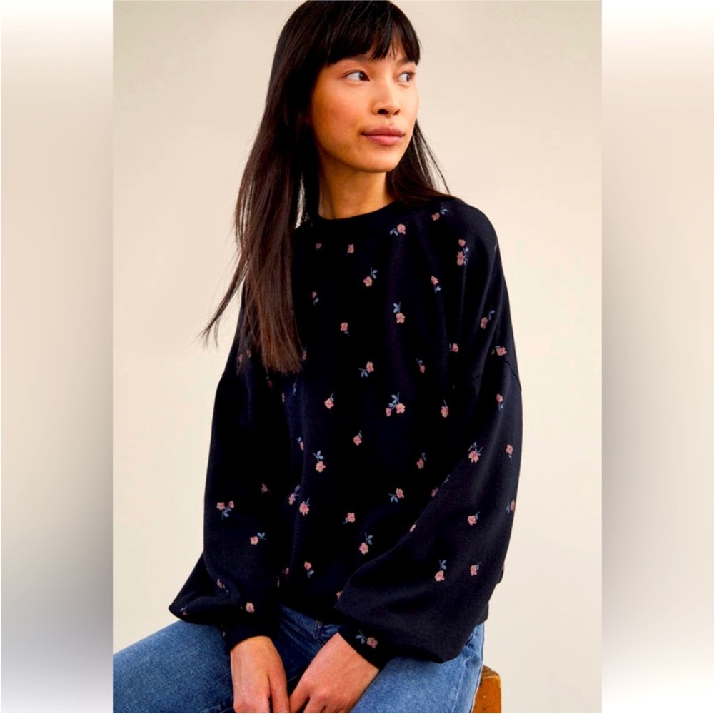 Amour Vert Ebele Crew Neck Sweater Sweatshirt